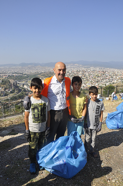 ELLERİYLE TEMİZLEYİP,  TELEFERİK MÜJDESİNİ TEKRARLADI