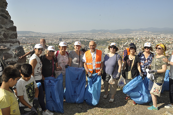 ELLERİYLE TEMİZLEYİP,  TELEFERİK MÜJDESİNİ TEKRARLADI