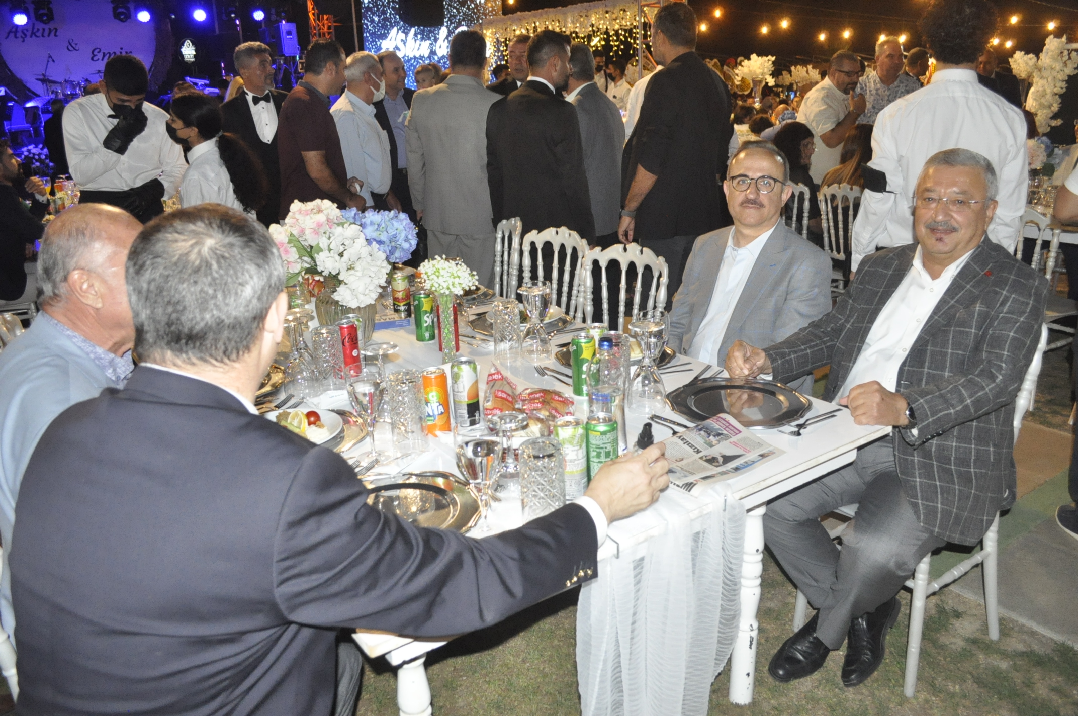 İşadamı Latif Aydemir kızı Aşkın Aydemir'i evlendirdi... DİLLERE DESTAN DÜĞÜN!