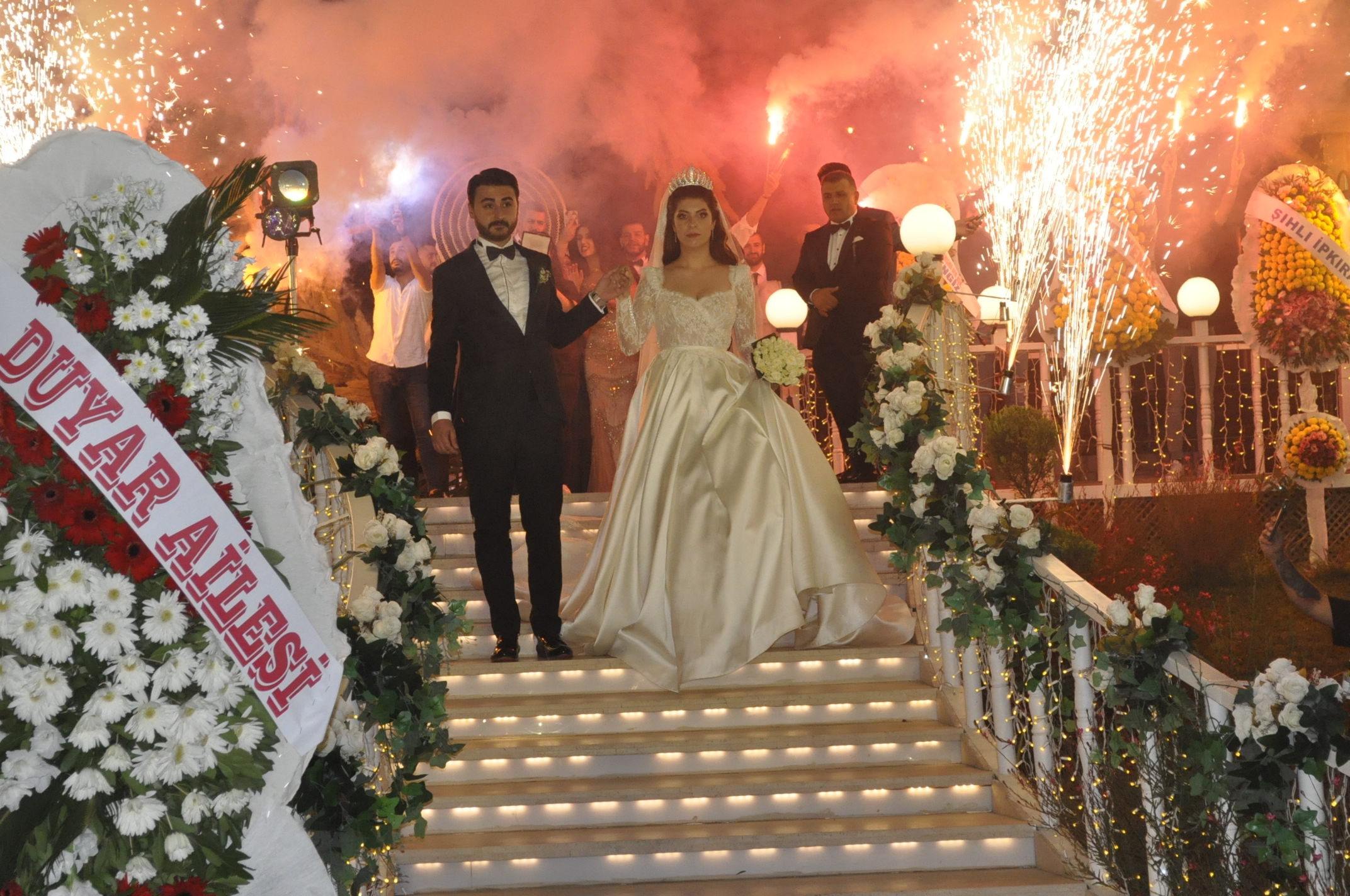 İşadamı Latif Aydemir kızı Aşkın Aydemir'i evlendirdi... DİLLERE DESTAN DÜĞÜN!