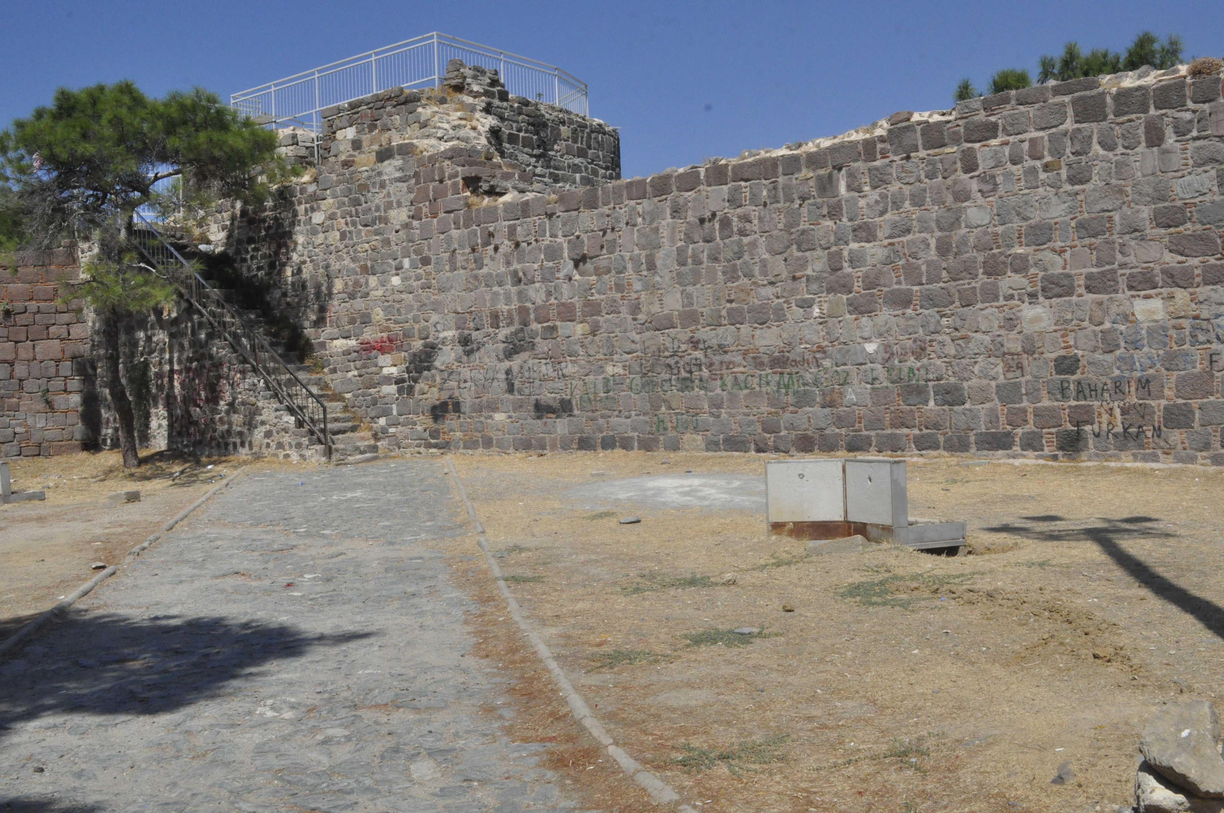 Kadifekale Surları'nda takı tasarım tezgahı açan yöre halkı isyanda: "Para Kazanamıyoruz, Aidat İstiyorlar"