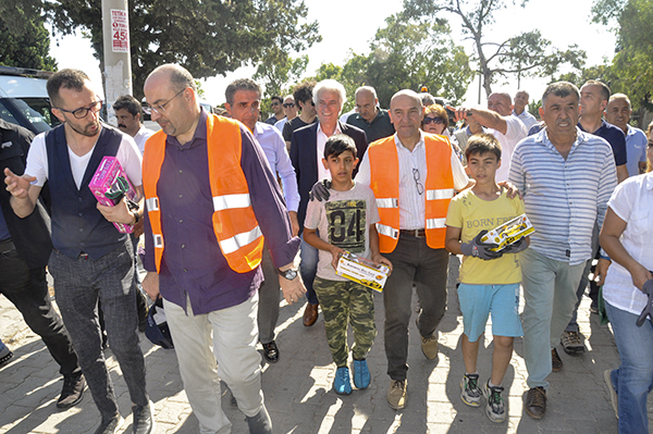 ELLERİYLE TEMİZLEYİP,  TELEFERİK MÜJDESİNİ TEKRARLADI