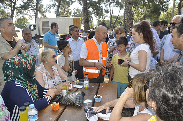 ELLERİYLE TEMİZLEYİP,  TELEFERİK MÜJDESİNİ TEKRARLADI