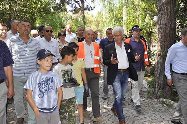 ELLERİYLE TEMİZLEYİP,  TELEFERİK MÜJDESİNİ TEKRARLADI