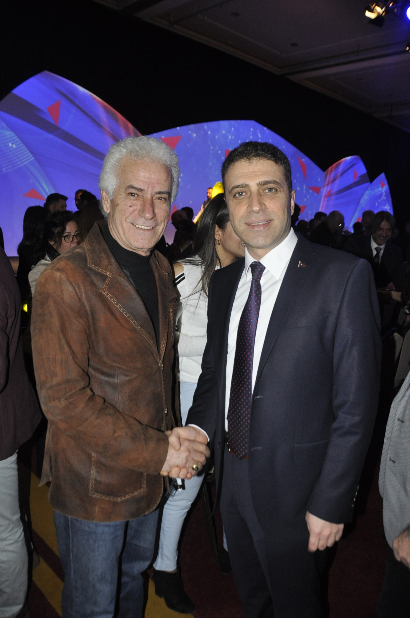 Zeybekci'den '10 Numara İzmir' lansmanı