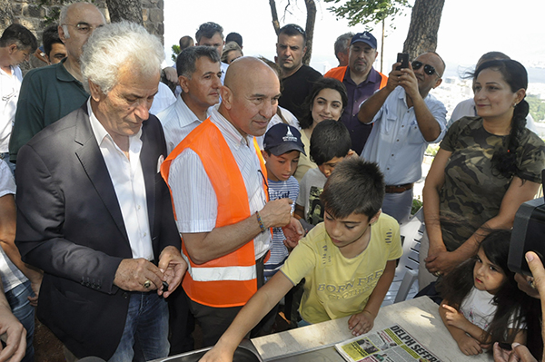 ELLERİYLE TEMİZLEYİP,  TELEFERİK MÜJDESİNİ TEKRARLADI
