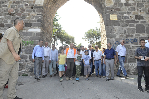 ELLERİYLE TEMİZLEYİP,  TELEFERİK MÜJDESİNİ TEKRARLADI