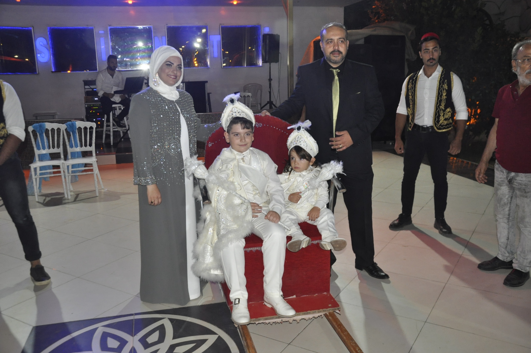 Erkekliğe ilk adımlarını attılar