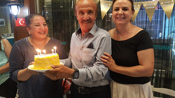 ÇEYREK ASIRLIK BAŞKANA COŞKULU YENİ YAŞ KUTLAMASI