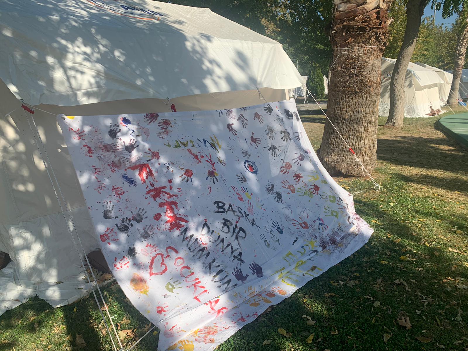 SOKAK SANATÇILARI DEPREMZEDE ÇOCUKLARIN YANINDA