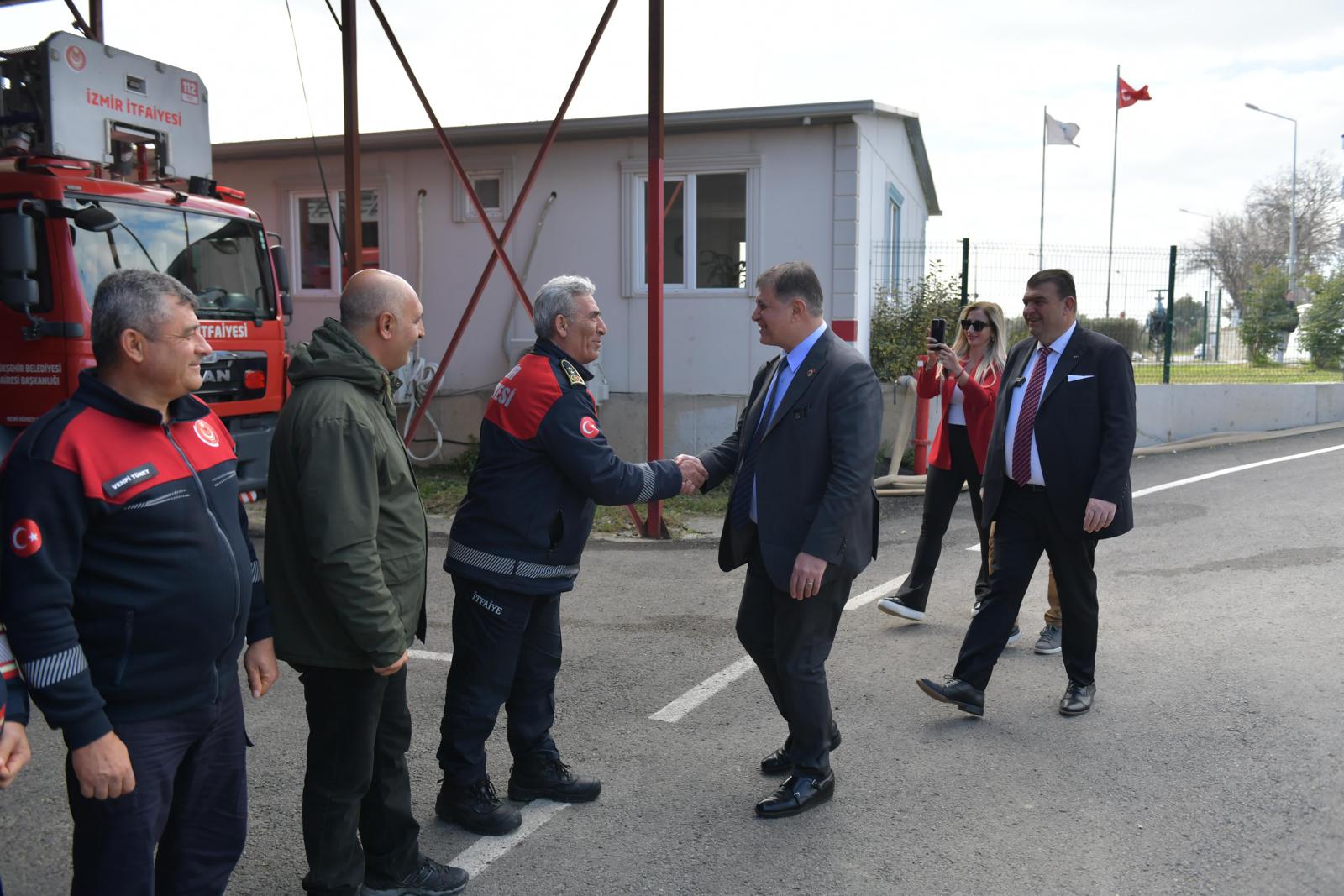 Mezattan fener balığı aldı, sahilde yürüdü