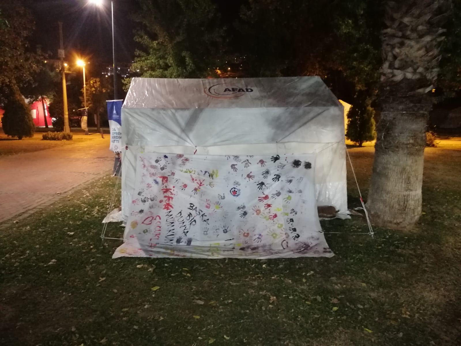 SOKAK SANATÇILARI DEPREMZEDE ÇOCUKLARIN YANINDA