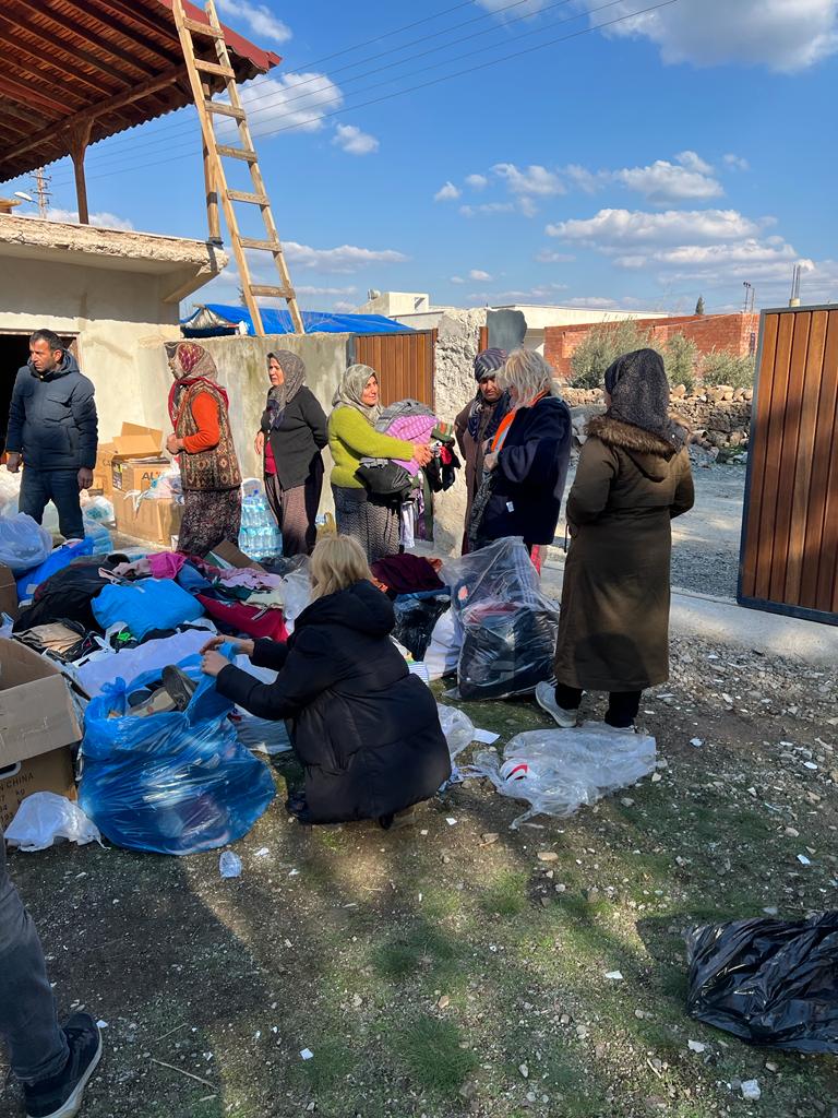 'SİZ YALNIZ DEĞİLSİNİZ BİZ BURADAYIZ GRUBU' ACIYA 'MERHEM' OLUYOR