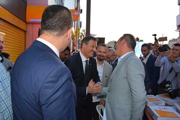 AK Parti, Karşıyaka Çarşısını ‘İzmir Marşı’ İle İnletti