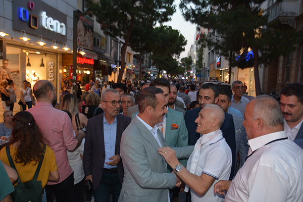 AK Parti, Karşıyaka Çarşısını ‘İzmir Marşı’ İle İnletti