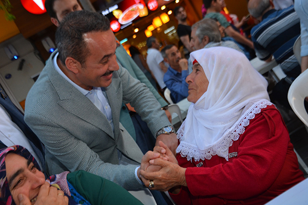 AK Parti, Karşıyaka Çarşısını ‘İzmir Marşı’ İle İnletti