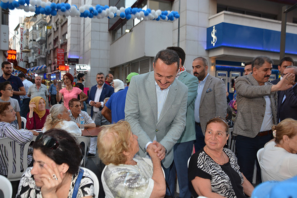 AK Parti, Karşıyaka Çarşısını ‘İzmir Marşı’ İle İnletti