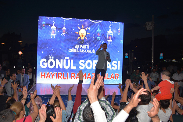AK Parti, Karşıyaka Çarşısını ‘İzmir Marşı’ İle İnletti