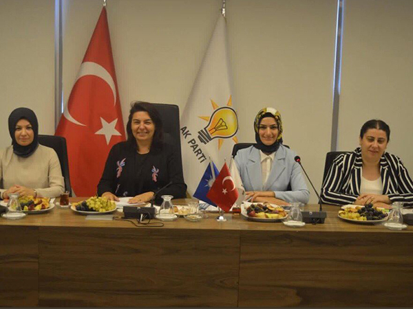 AK kadınların hedefi arada kalanlar