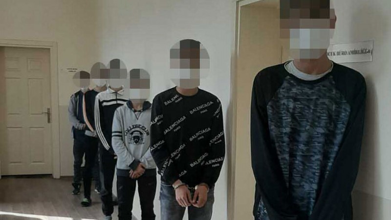 Girdikleri yazlık evleri kendi evleri gibi kullandıktan sonra soydular