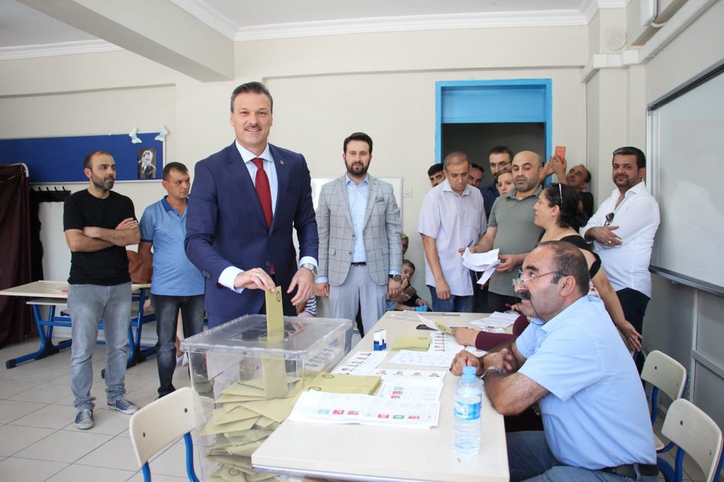 İzmir’in siyasileri sandık başında: Kim, ne mesaj verdi?