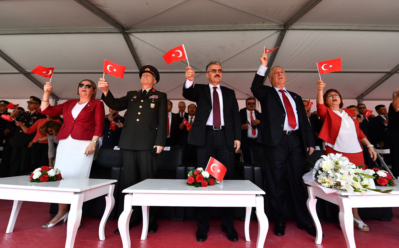 İzmir'de 99. yıl coşkusu