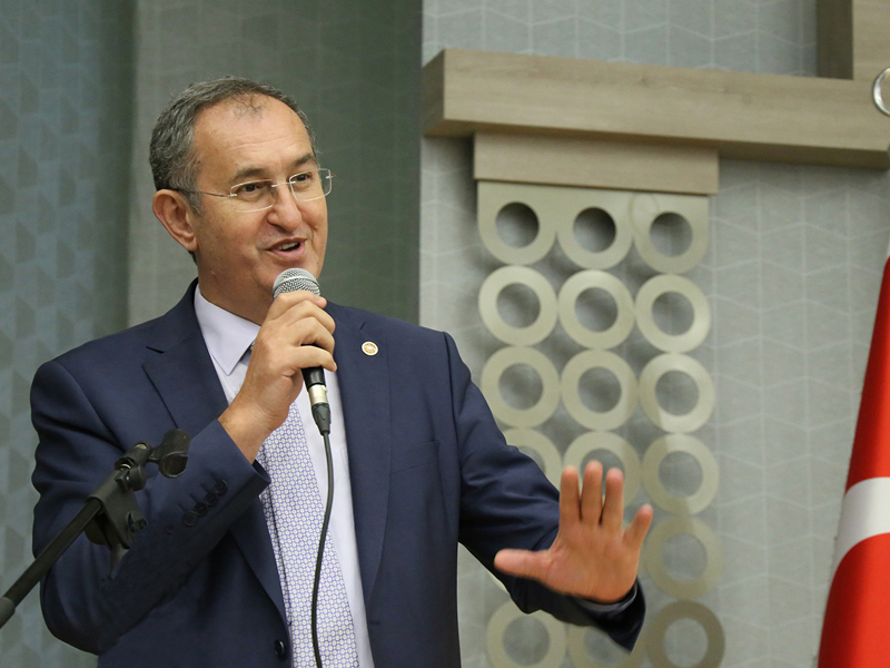 CHP'den 'Yerli turist' salvosuna devam: Gündoğdu'yu tabelalarla buldular