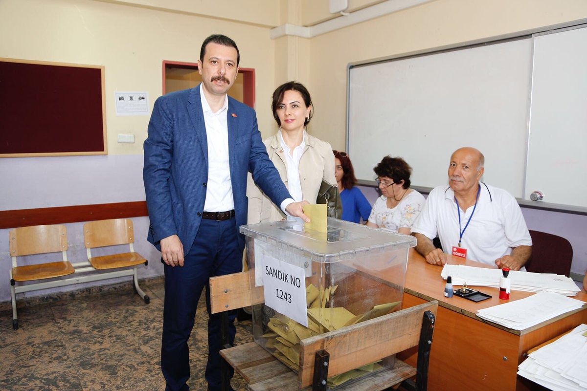İzmir’in siyasileri sandık başında: Kim, ne mesaj verdi?