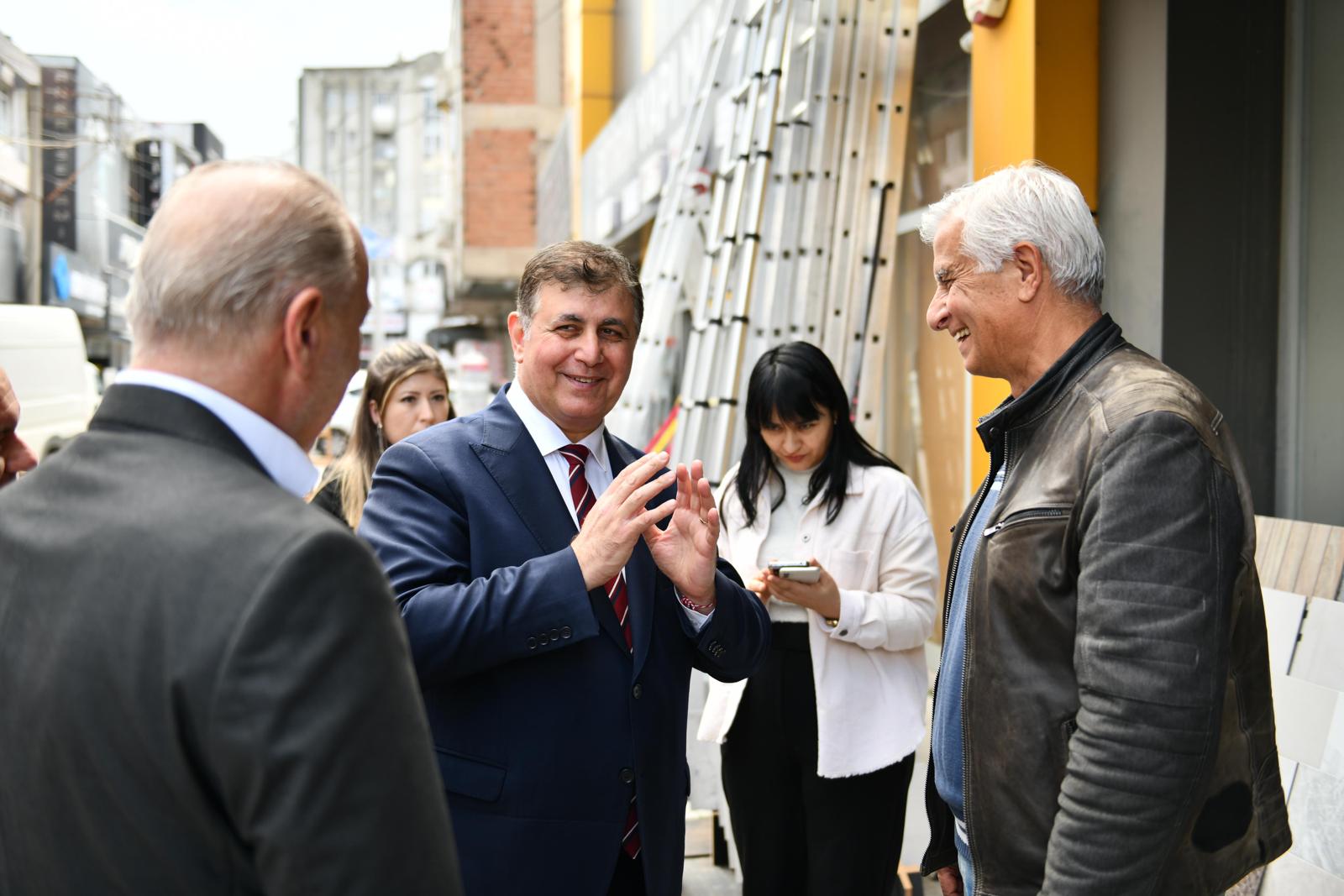 Başkan Tugay Gıda Çarşısı esnafını ziyaret etti