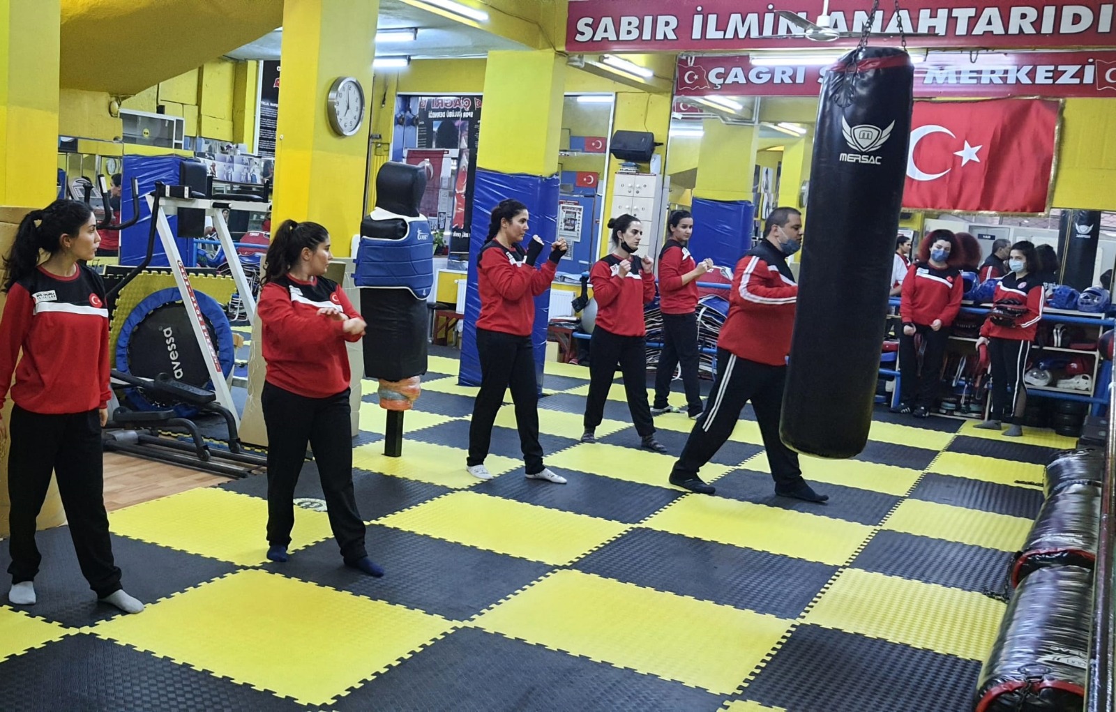 İZMİR'DE, ŞİDDET MAĞDURU KADINLARA VE ÇOCUKLARA YÖNELİK YAKIN SAVUNMA VE HUKUKİ HAKLARI KONUSUNDA EĞİTİMLERİN VERİLDİĞİ İÇİŞLERİ BAKANLIĞI DESTEKLİ KURS 9. AYINDA