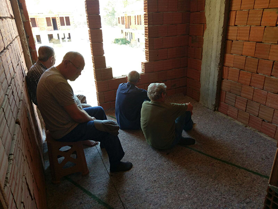 Karaburun'daki Görüntü İçler Acıtıyor: "İnşaat Alanında Cuma Namazı"