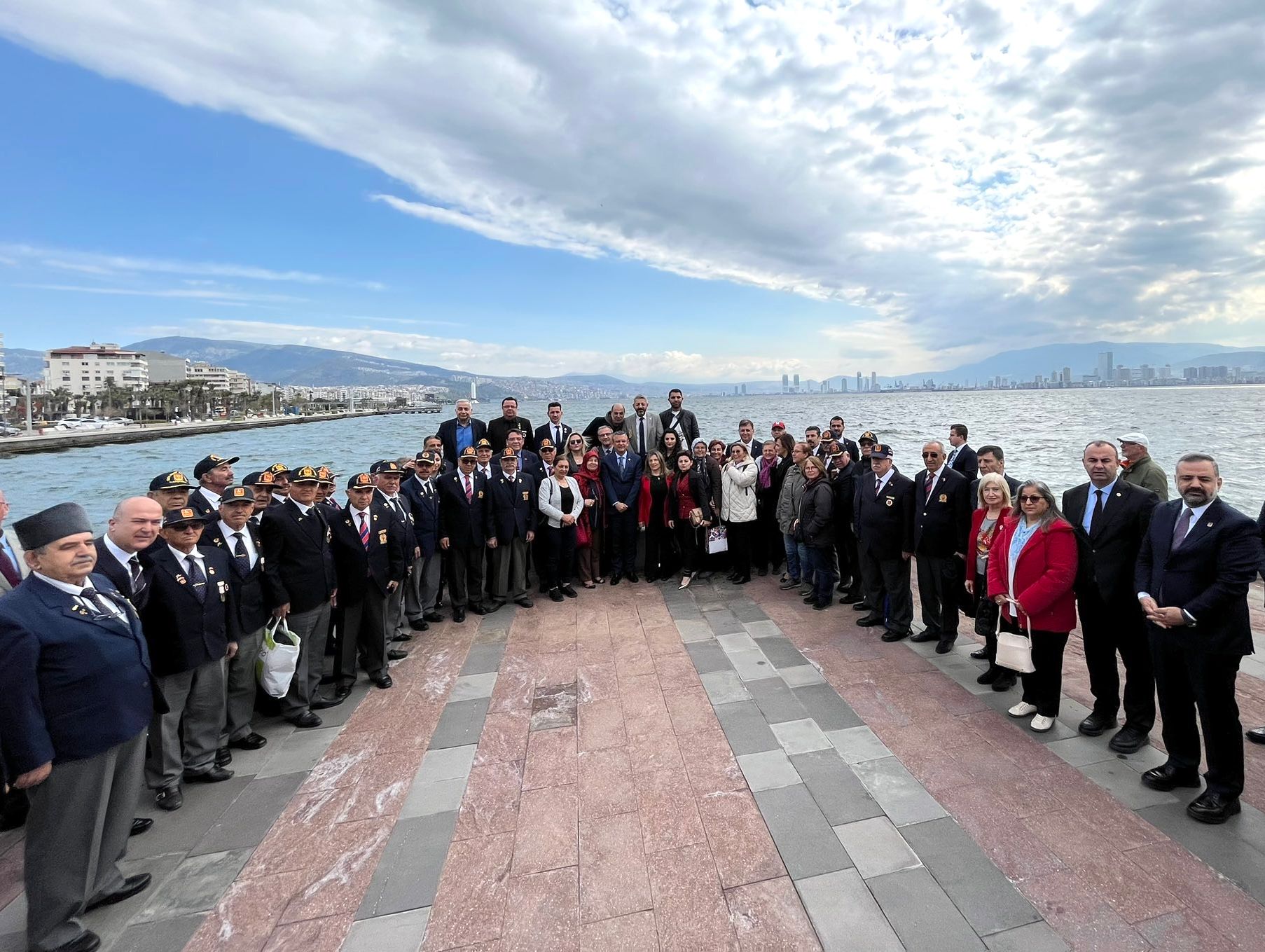 Özgür Özel'den Hamza Dağ'e eleştiri: Panik butonu takılı kalmış