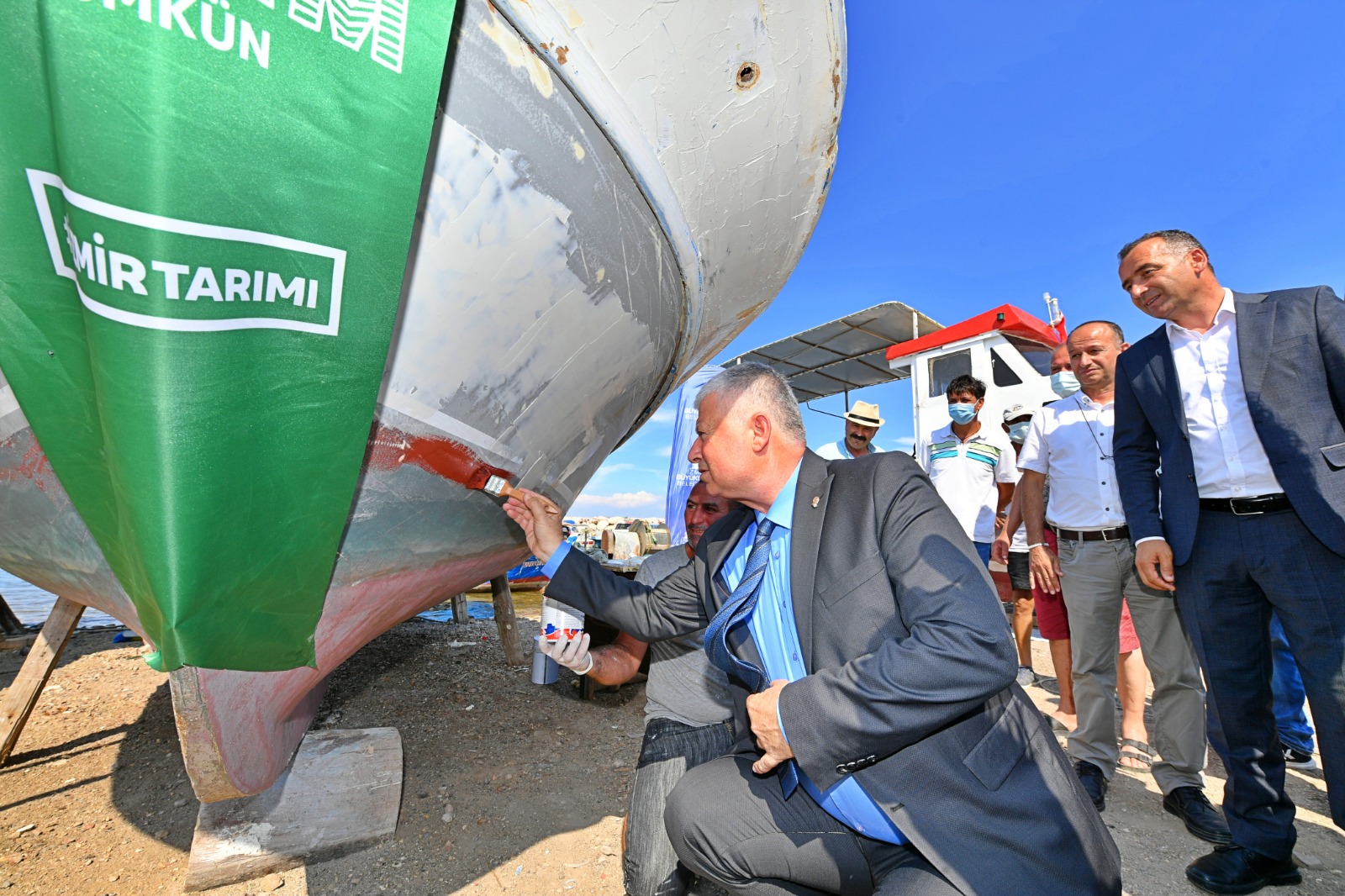 İzmir Büyükşehir Belediyesi’nden Türkiye'de bir ilk: Balıkçılara boya ve macun desteği