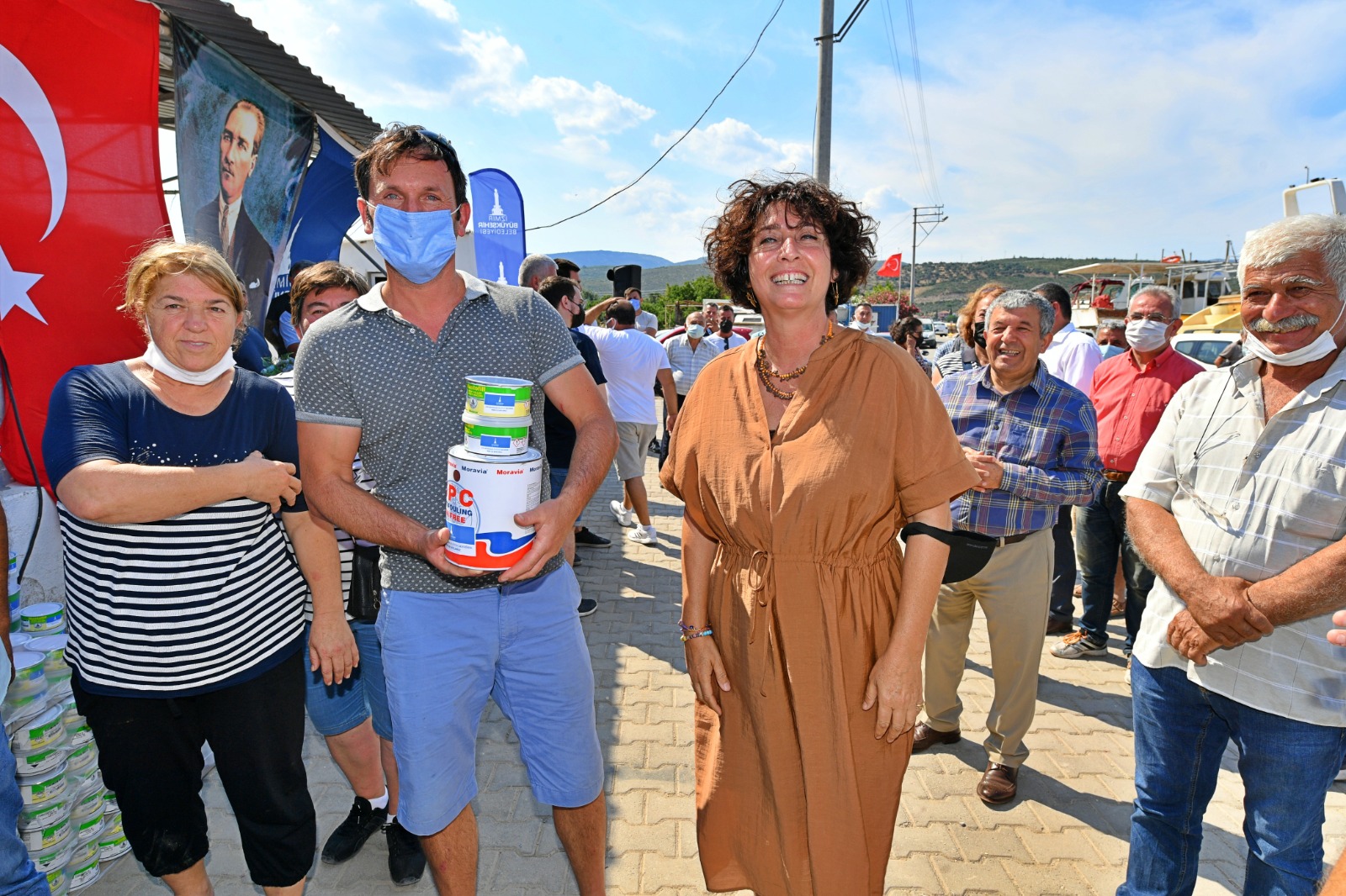 İzmir Büyükşehir Belediyesi’nden Türkiye'de bir ilk: Balıkçılara boya ve macun desteği