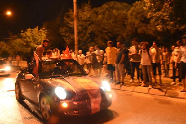 Bayraklı’da seçim gerginliği: Polisten gazlı müdahale!