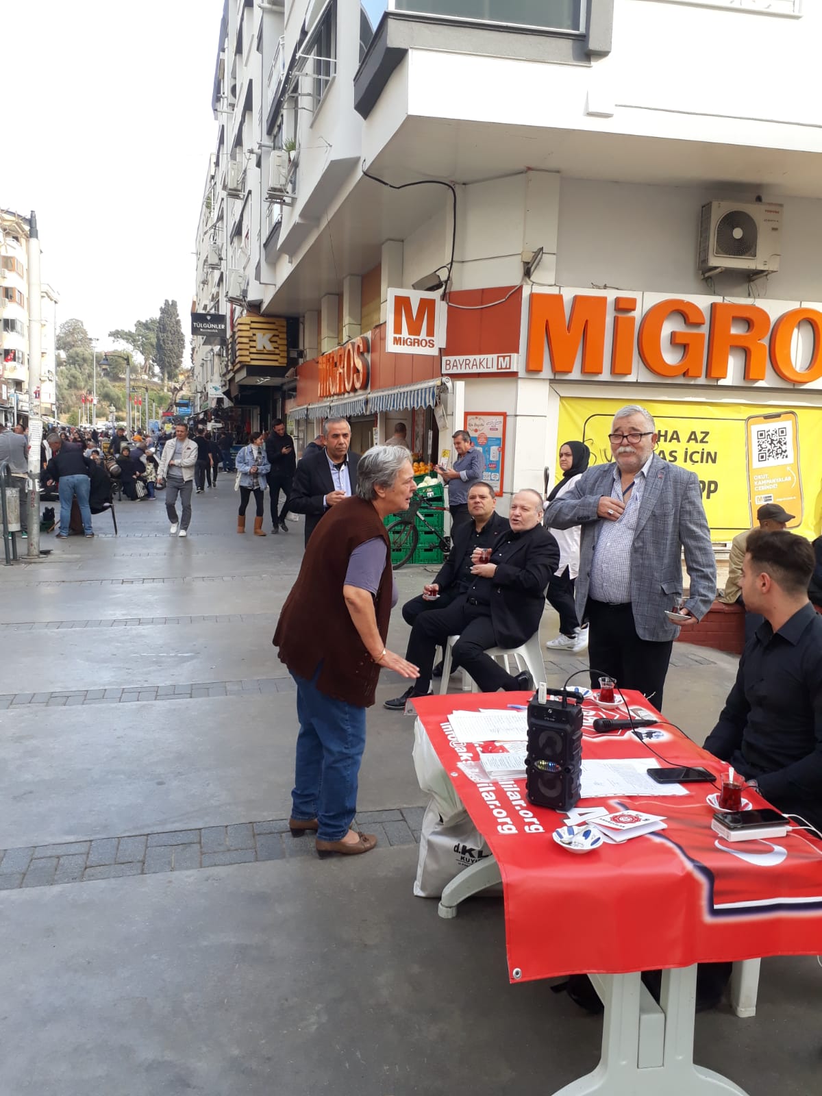 Aksaçlılar'dan Bayraklı'da imza kampanyası