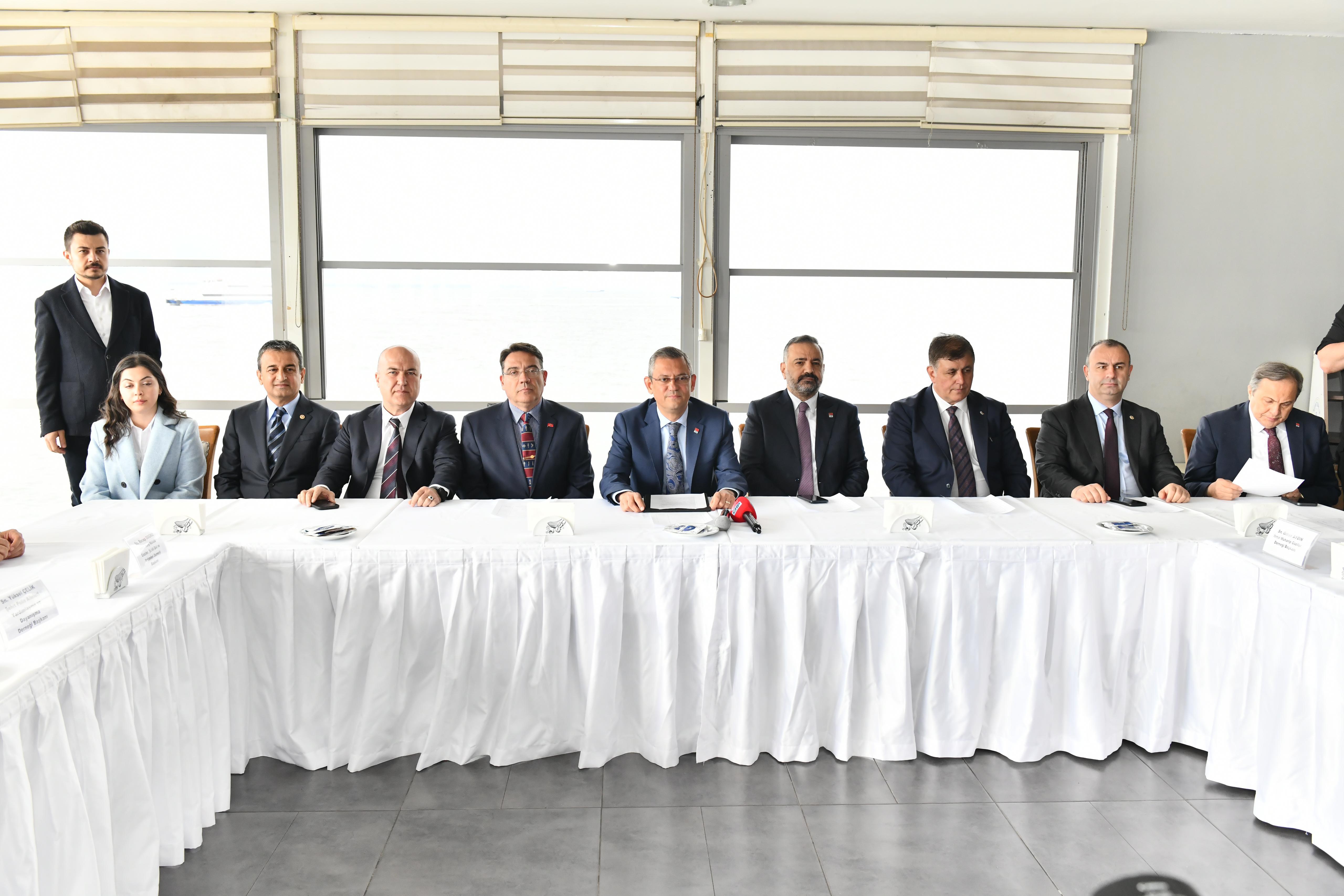 Özgür Özel'den Hamza Dağ'e eleştiri: Panik butonu takılı kalmış