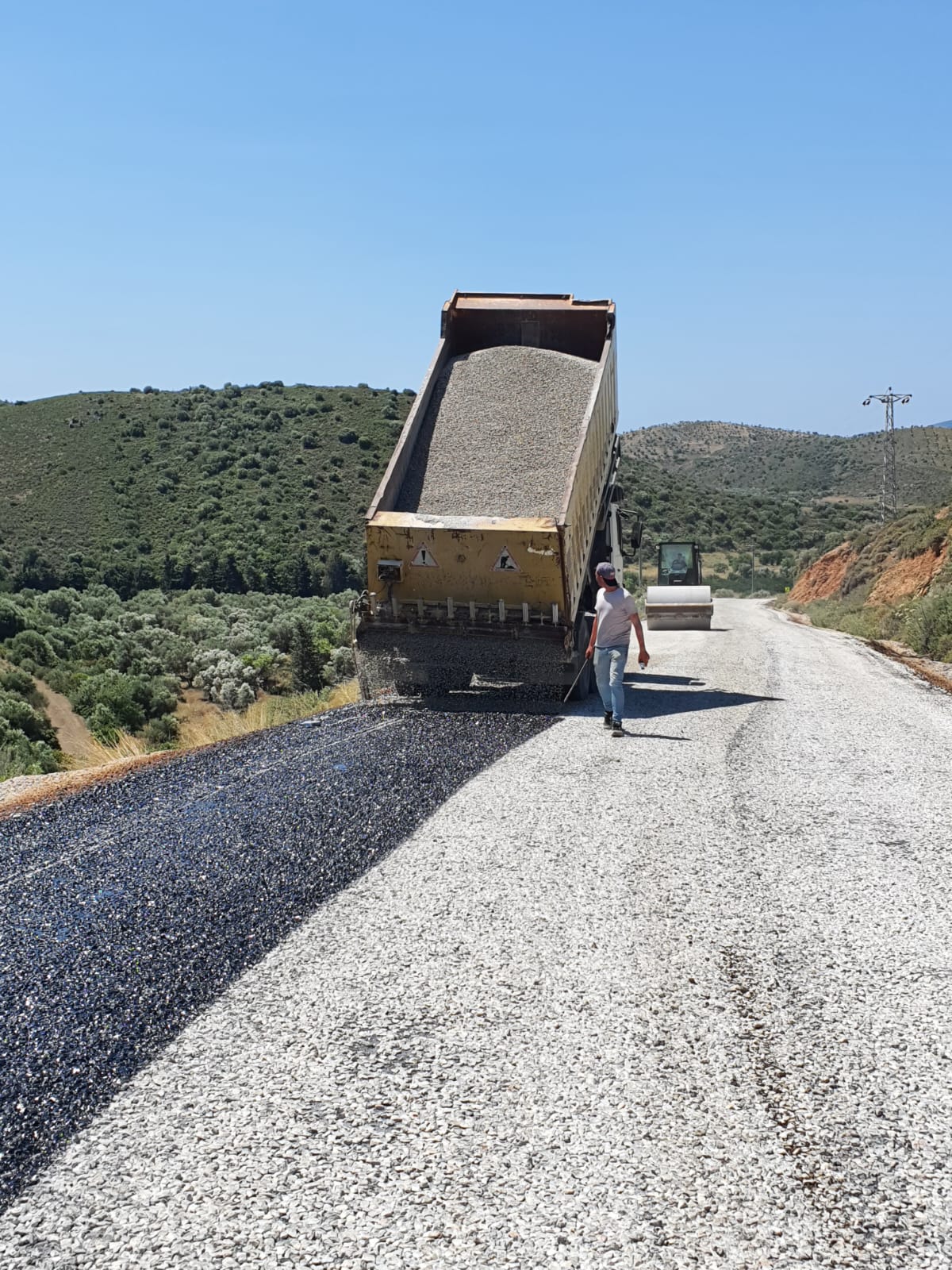 KARAREİS MEVKİİ'NDE YAPILAN YOL ÇALIŞMASI HIZ KAZANDI