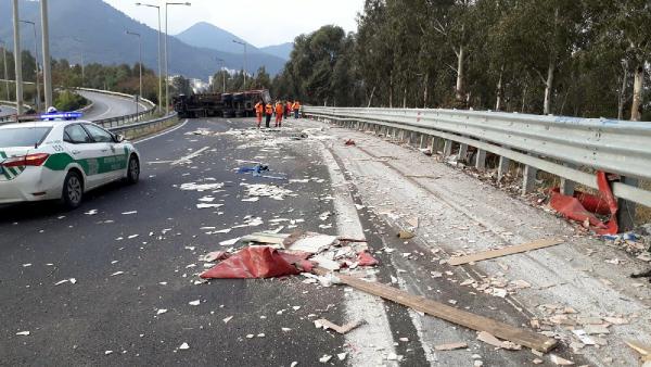 İzmir Balçova'da trafik kazası! Yağış nedeniyle virajı alamayan kamyon kaza yaptı