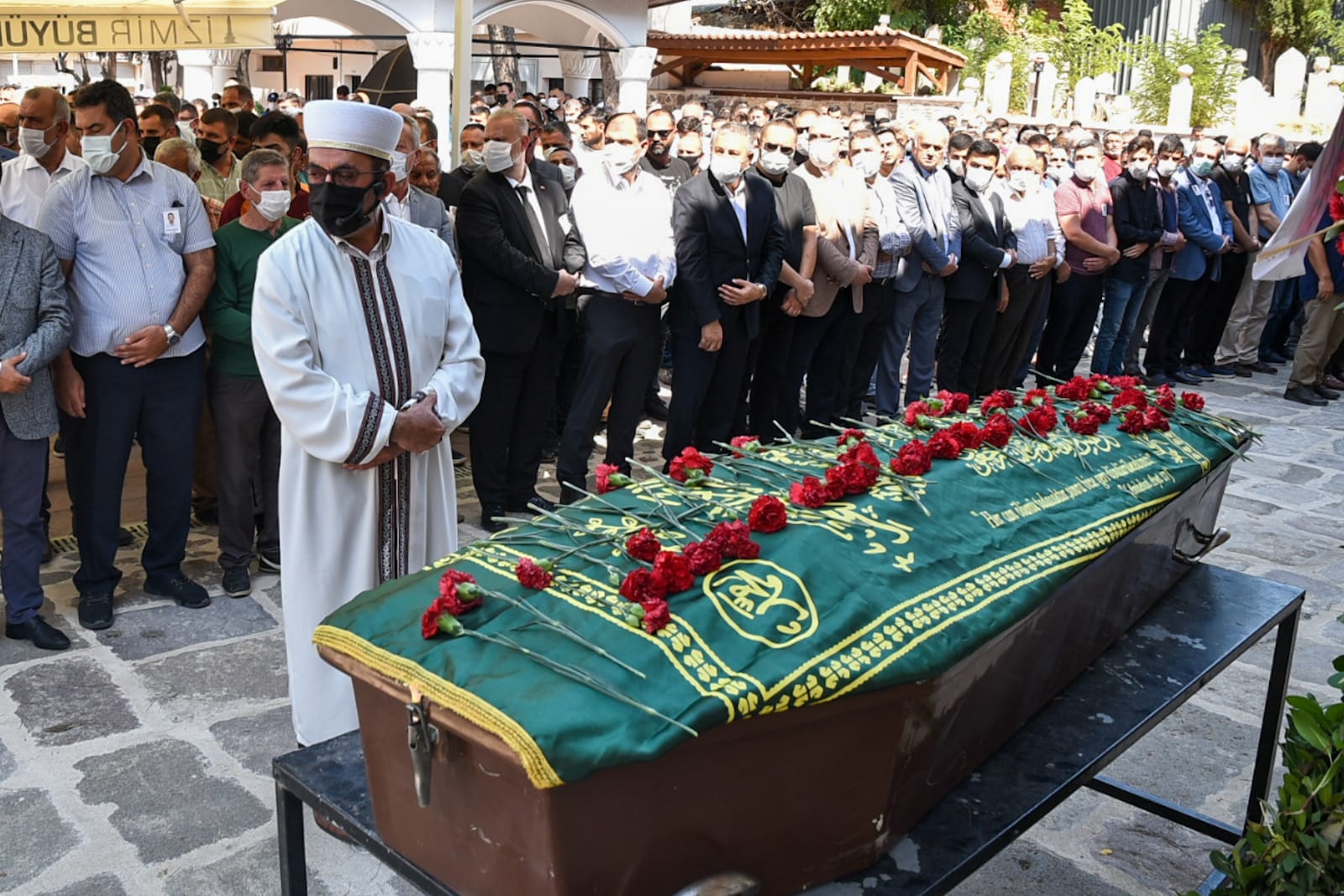 YUSUF TÜMENCİ KARANFİLLERLE UĞURLANDI