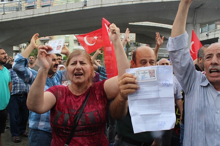 İzmir'deki o belediyenin önünde büyük gerginlik!