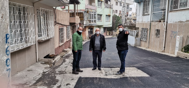 Karabağlar'da boş sokaklarda asfalt atağı