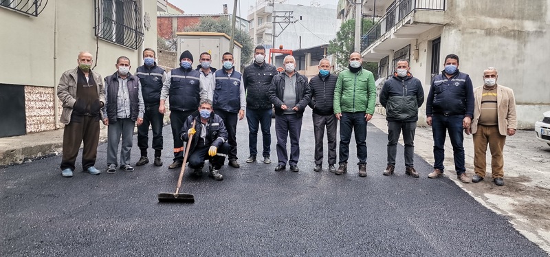 Karabağlar'da boş sokaklarda asfalt atağı