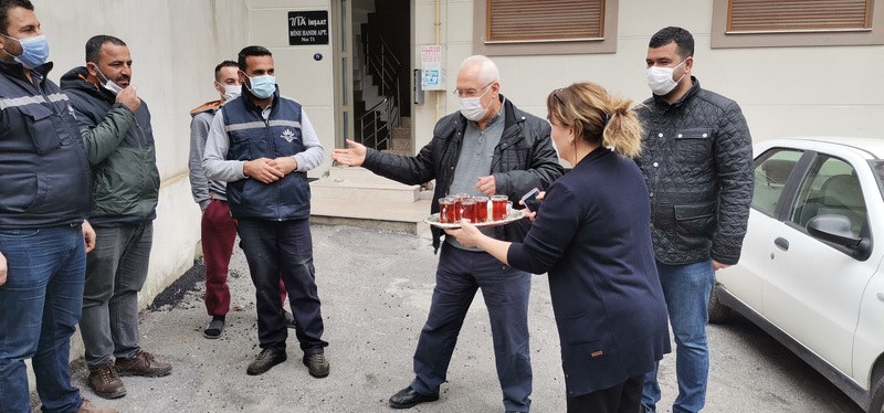 Karabağlar'da boş sokaklarda asfalt atağı