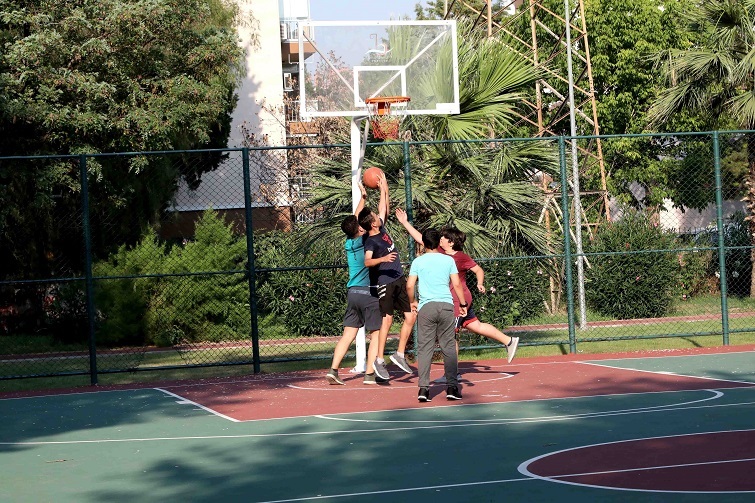 Bayraklı'nın parkları yenileniyor