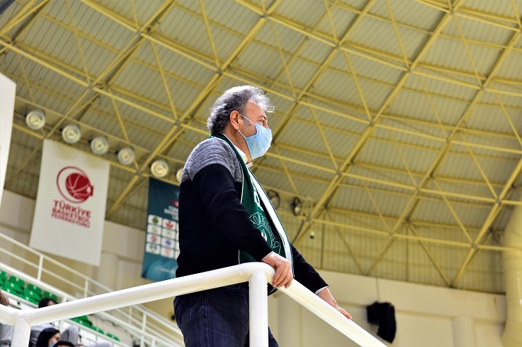 Bornova Belediyespor zirveyi zorluyor