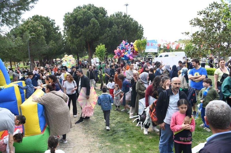 Bornova’da gökyüzü uçurtmalarla renklendi