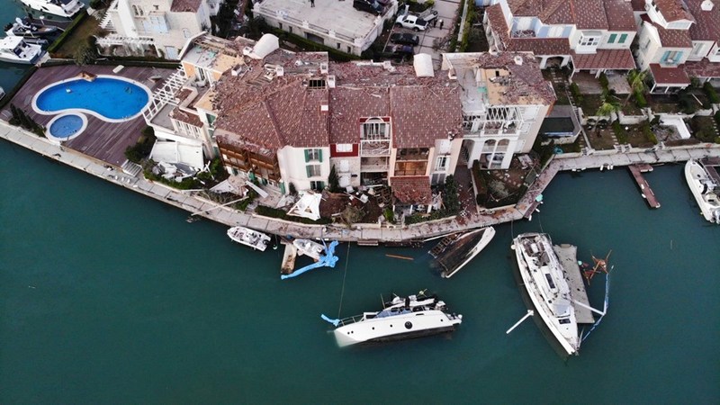 İzmir'de hortum felaketinin boyutları gün ağarınca ortaya çıktı