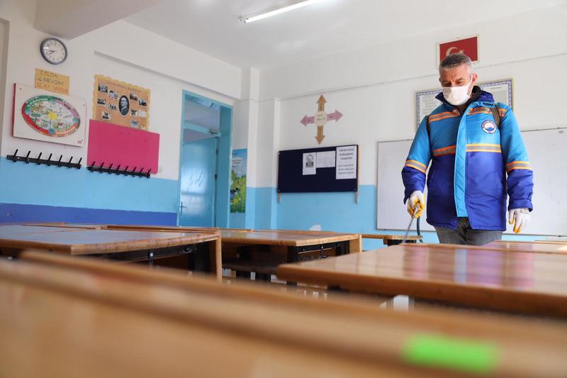 Menderes’te Okullar Dezenfekte Edildi