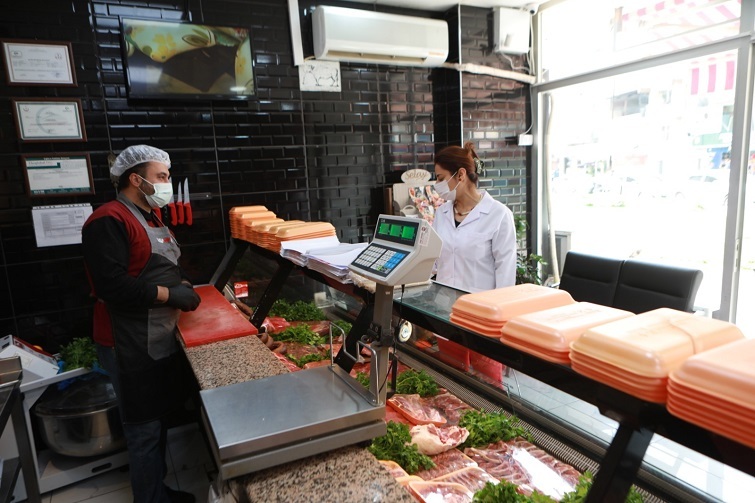 Bayraklı zabıtası gıda denetimi yaptı